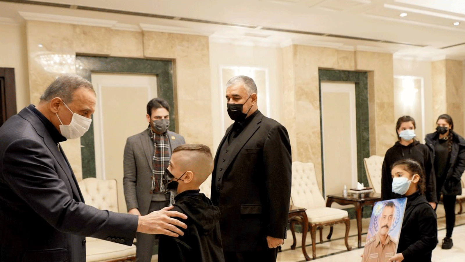 الكاظمي مع والد وابن ضابط رفيع نحره داعش وذلك خلال استقباله لعائلته الخميس 20 كانون الثاني/ يناير 2022 (صورة من مكتبه الاعلامي)