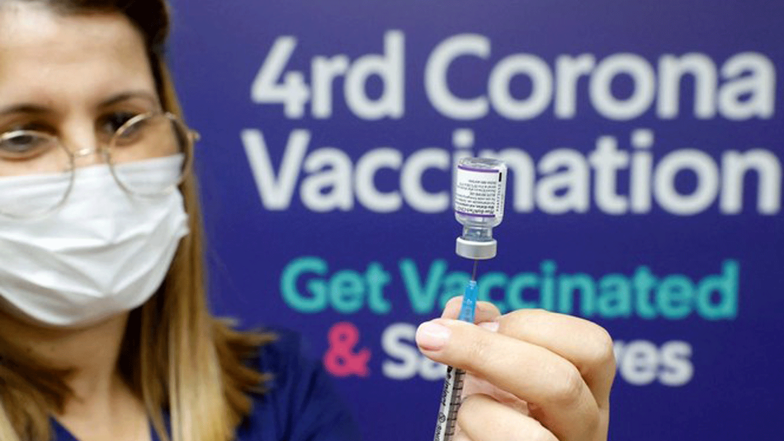 ممرضة تُعد جرعة من لقاح Pfizer-BioNTech ضد فيروس كورونا، لاستخدامها كحقنة رابعة.