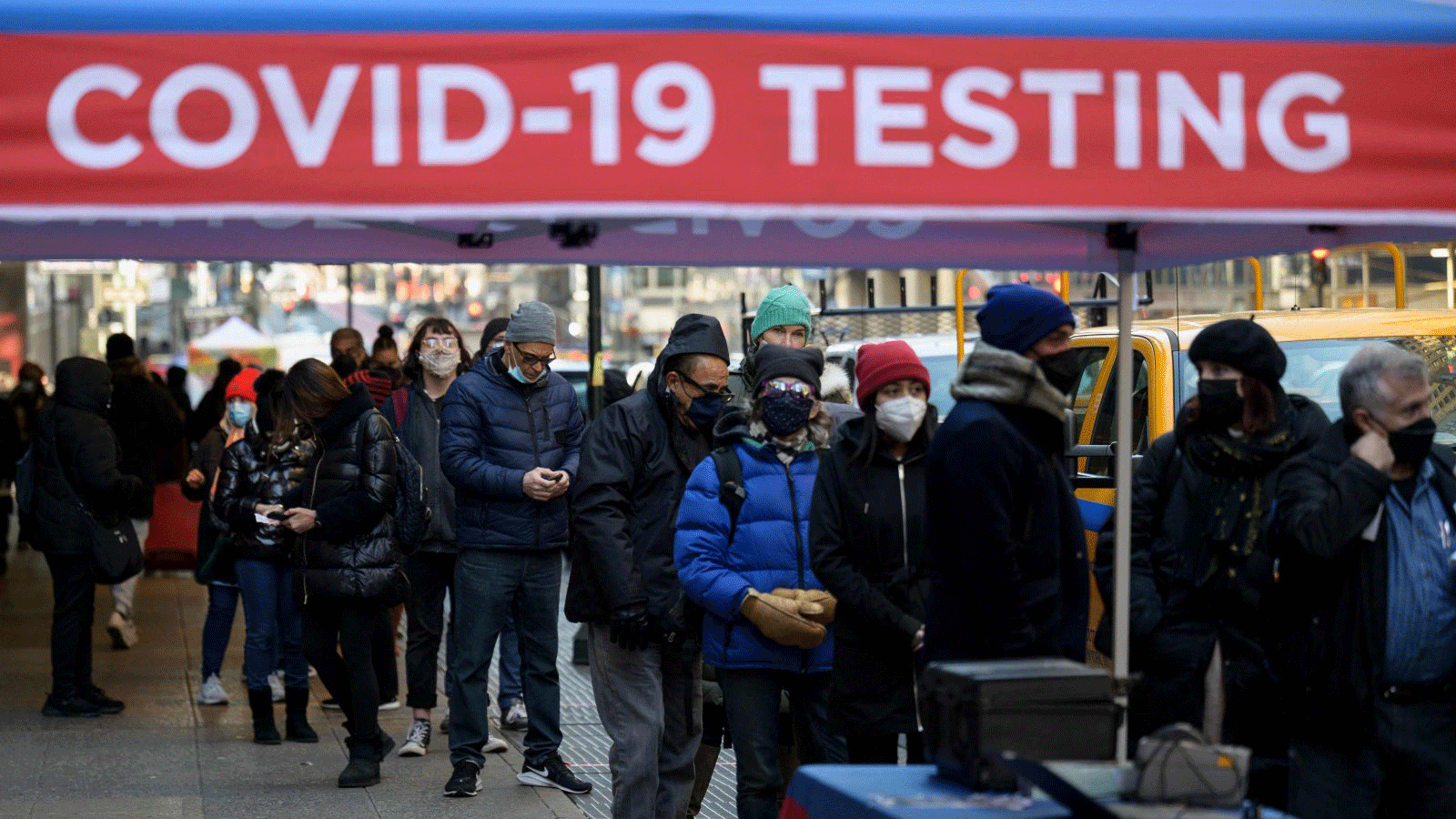  الناس ينتظرون في طابور لتلقي اختبار COVID-19 في نيويورك، الولايات المتحدة، 4 كانون الثاني/ يناير 2022