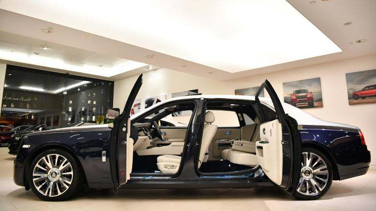سيارة من طراز "رولز رويس" داخل صالة عرض في لندن في التاسع من كانون الثاني/يناير 2019