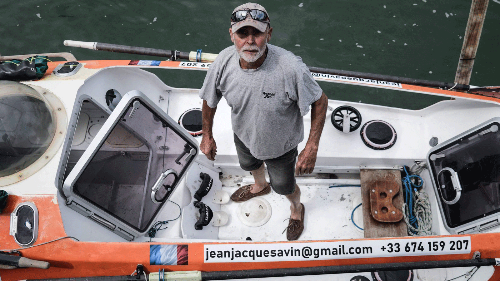 جان جاك سافين، مظلي سابق، 74 عامًا، يقف على زورقه في حوض بناء السفن في ليغ كاب فيريت، جنوب غرب فرنسا، 28 أيار/ مايو 2021. 