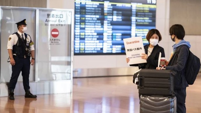 مسافر يصل الى مطار هانيدا في طوكيو (اليابان) في 8 نوفمبر 2021
