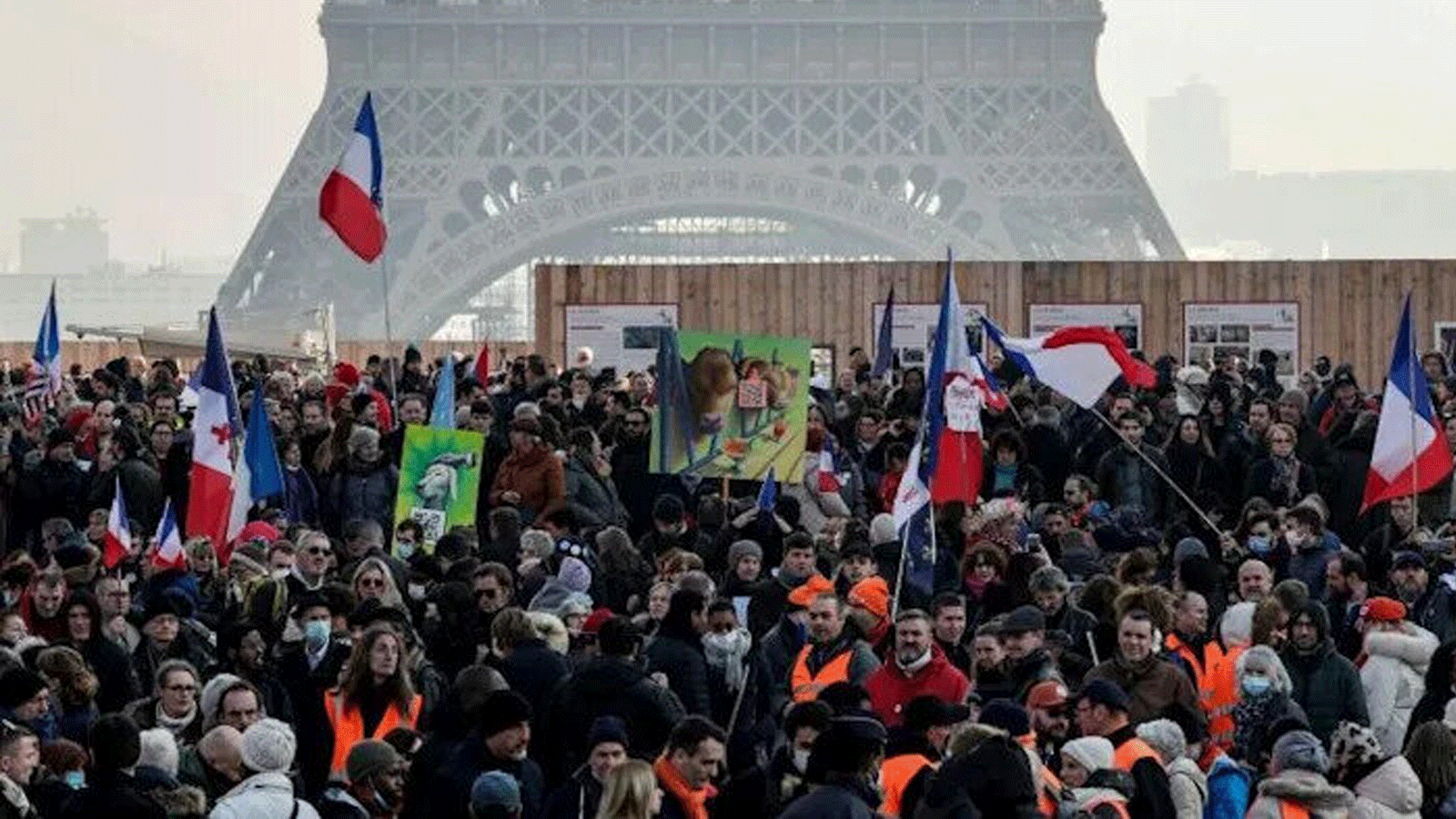تظاهرة في العاصمة باريس بالقرب من برج إيفل رفضا لالزامية اللقاح