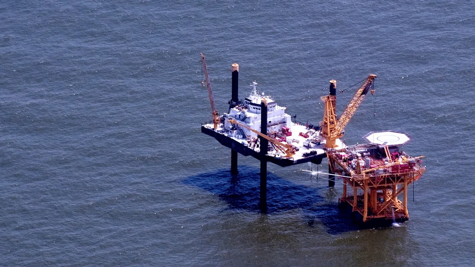  منصة نفطية بحرية في خليج المكسيك بالقرب من غراند آيل، لويزيانا، 12 حزيران/ يونيو 2010 تستمر بالتنظيف في بقعة نفطية BP Deepwater Horizon.