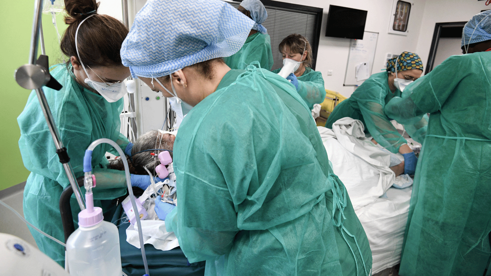 مريض Covid-19 في وحدة العناية المركزة (ICU) في مستشفى Delafontaine AP-HP في سانت دينيس، خارج باريس، في 29 كانون الأول/ديسمبر 2021.