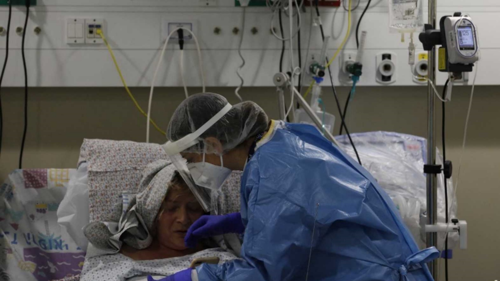 عاملة صحة تعاين مريضة في وحدة مخصّصة لكورونا كوفيد-19