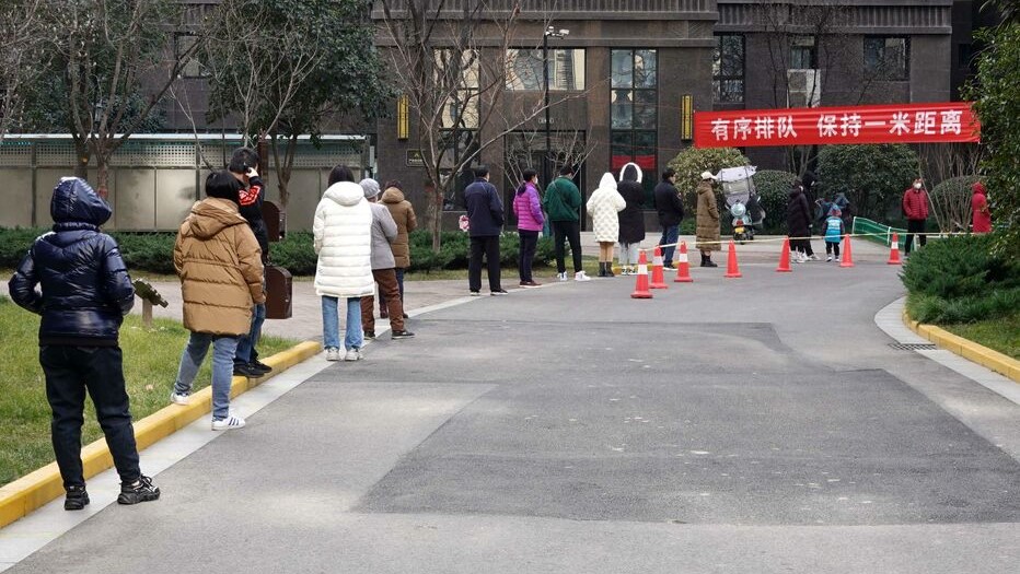 سكان شيان يصطفون خارج مركز اختبار كورونا