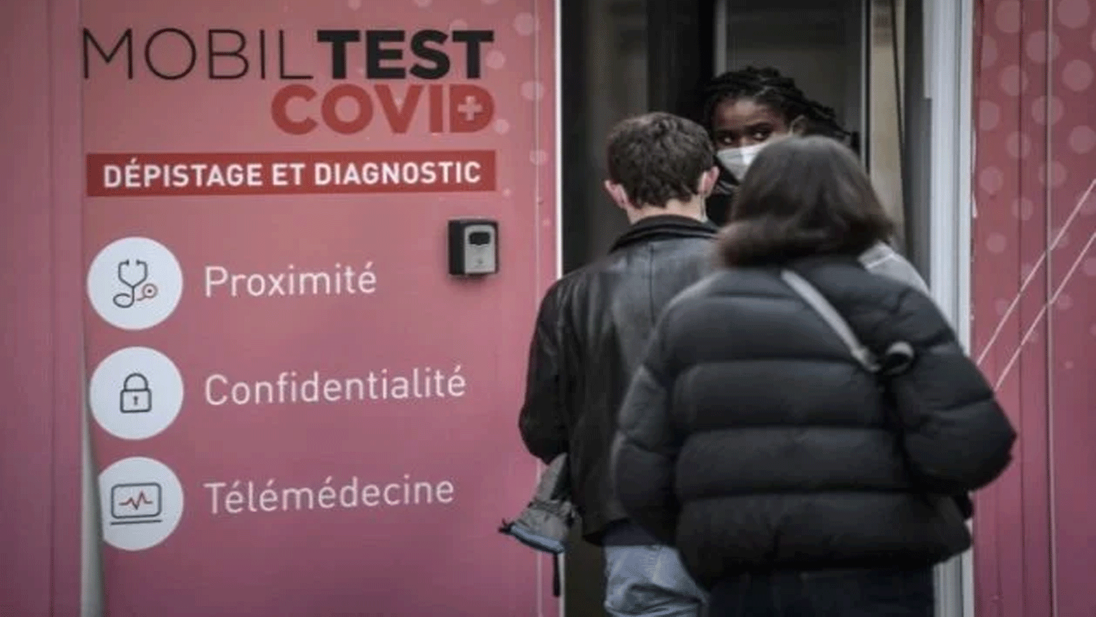 الناس ينتظرون اختبار Covid في وحدة متنقلة في باريس في 23 كانون الأول/ديسمبر 2021. 