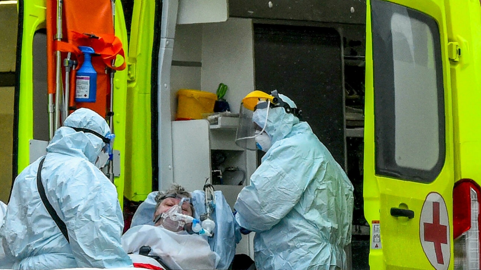 طاقم طبي ينقل من سيارة إسعاف شخصًا إلى قسم المرضى المصابين بكوفيد في مستشفى بوكروفسكايا في سان بطرسبرغ في 24 يناير 2022