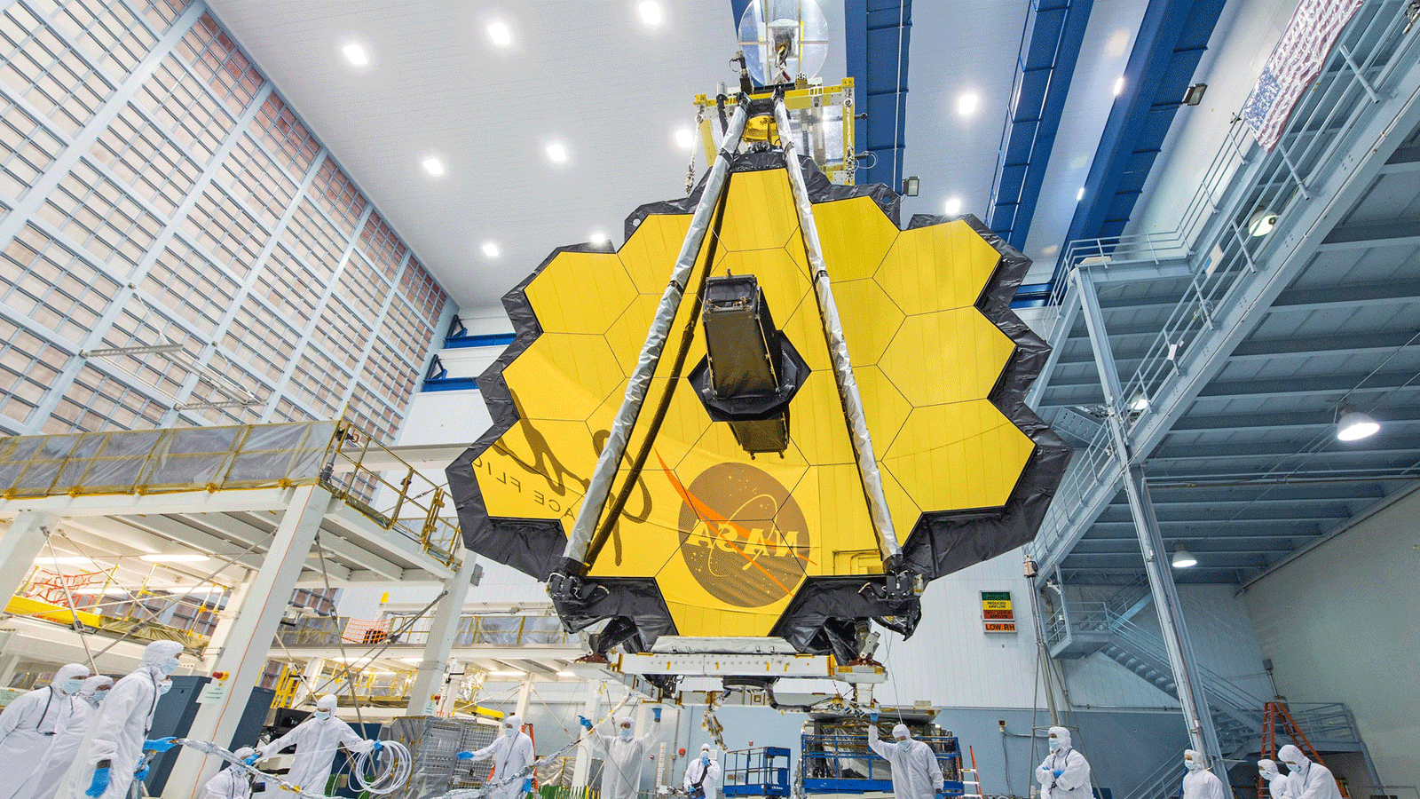 تبدو المرآة الأساسية المنتشرة لتلسكوب جيمس ويب الفضائي التابع لناسا وكأنها زهرة متفتحة