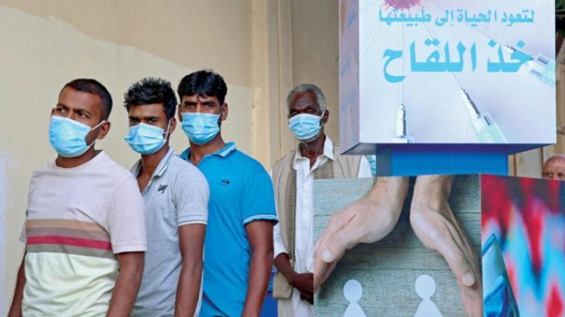 ليبيون ينتظرون لتلقي اللقاح ضد فيروس كورونا المستجد في أحد مراكز التلقيح في طرابلس الغرب