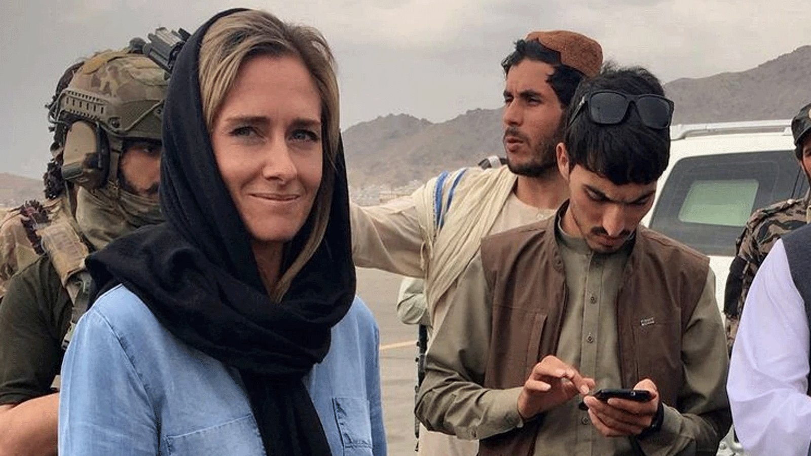المراسل شارلوت بيليس (يسار) مع مسؤولي طالبان في كابول في أيلول/سبتمبر 2021(إنستغرام)