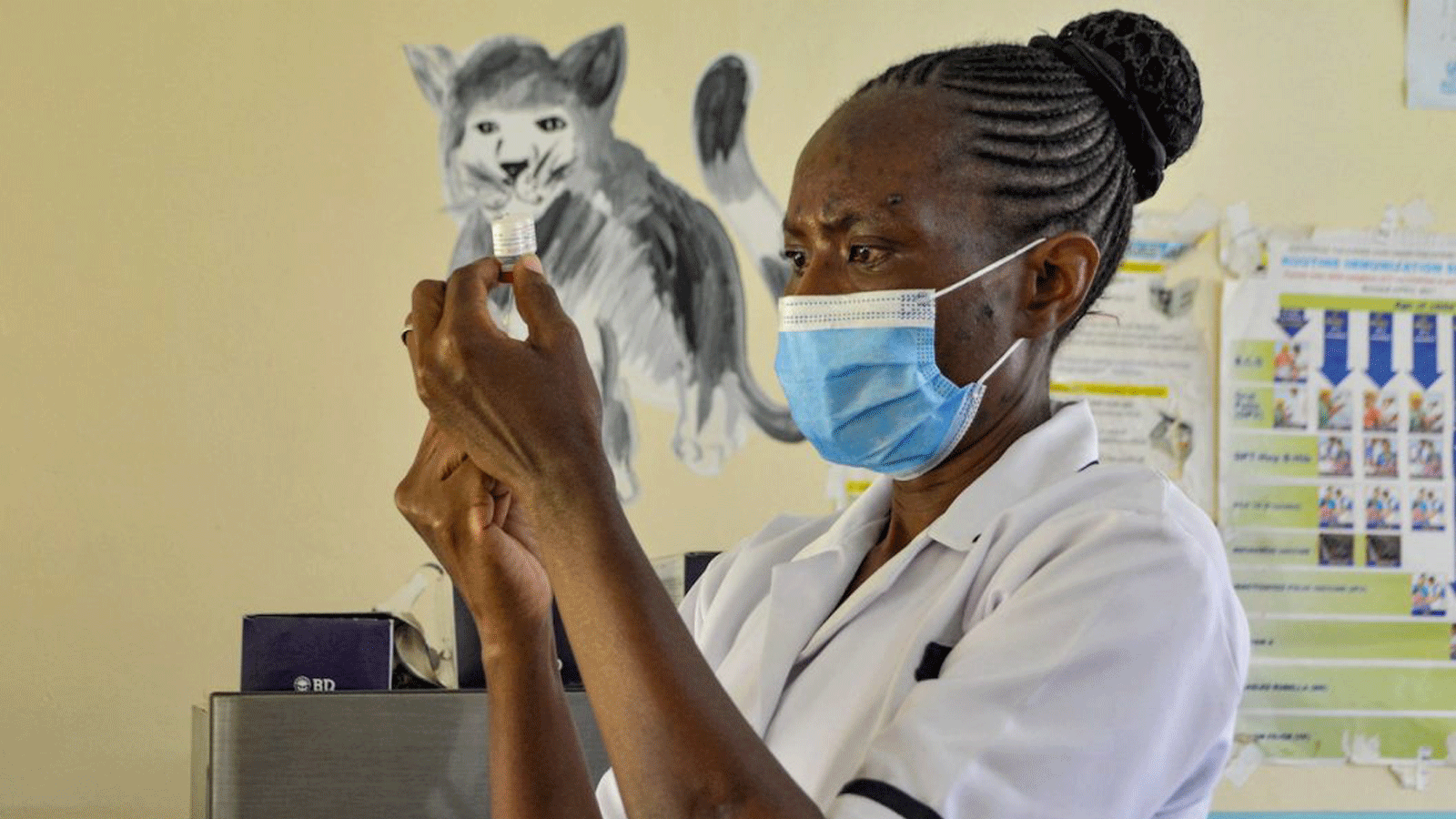 ممرضة تُعد لقاح ضد الملاريا لطفل بمستشفى فرعي في يالا. وذلك بعدما وافقت منظمة الصحة العالمية (WHO) على استخدام لقاح الملاريا ، Mosquirix ، للأطفال الذين تتراوح أعمارهم بين 5 أشهر و 5 سنوات في أفريقيا  