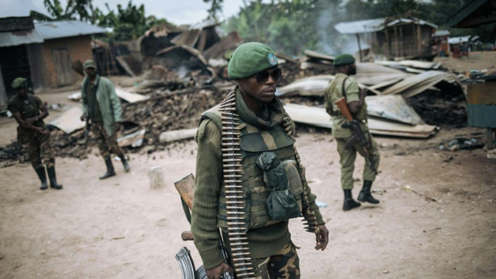 قوات جمهورية الكونغو الديمقراطية في دورية في قرية منزالاحو بالقرب من بيني