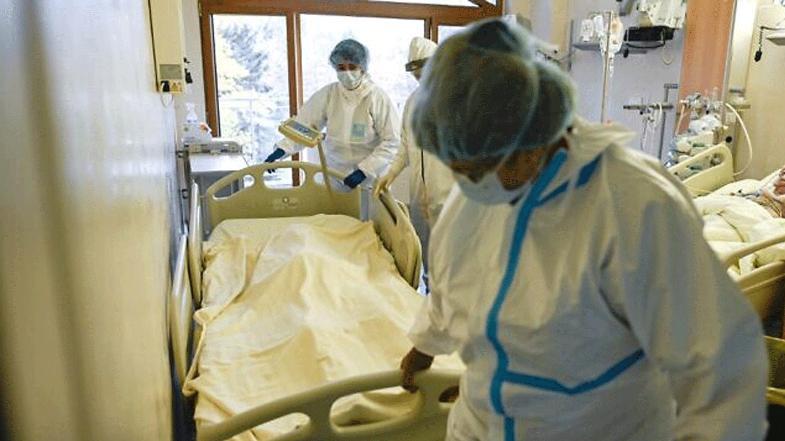 أعضاء الطاقم الطبي يدفعون سريرًا متحركًا يحمل جثة مريض مصاب بفيروس كورونا Covid-19 المتوفى في وحدة العناية المركزة في مستشفى Lozenets في صوفيا ، بلغاريا. 09 تشرين الثاني\ نوفمبر 2021