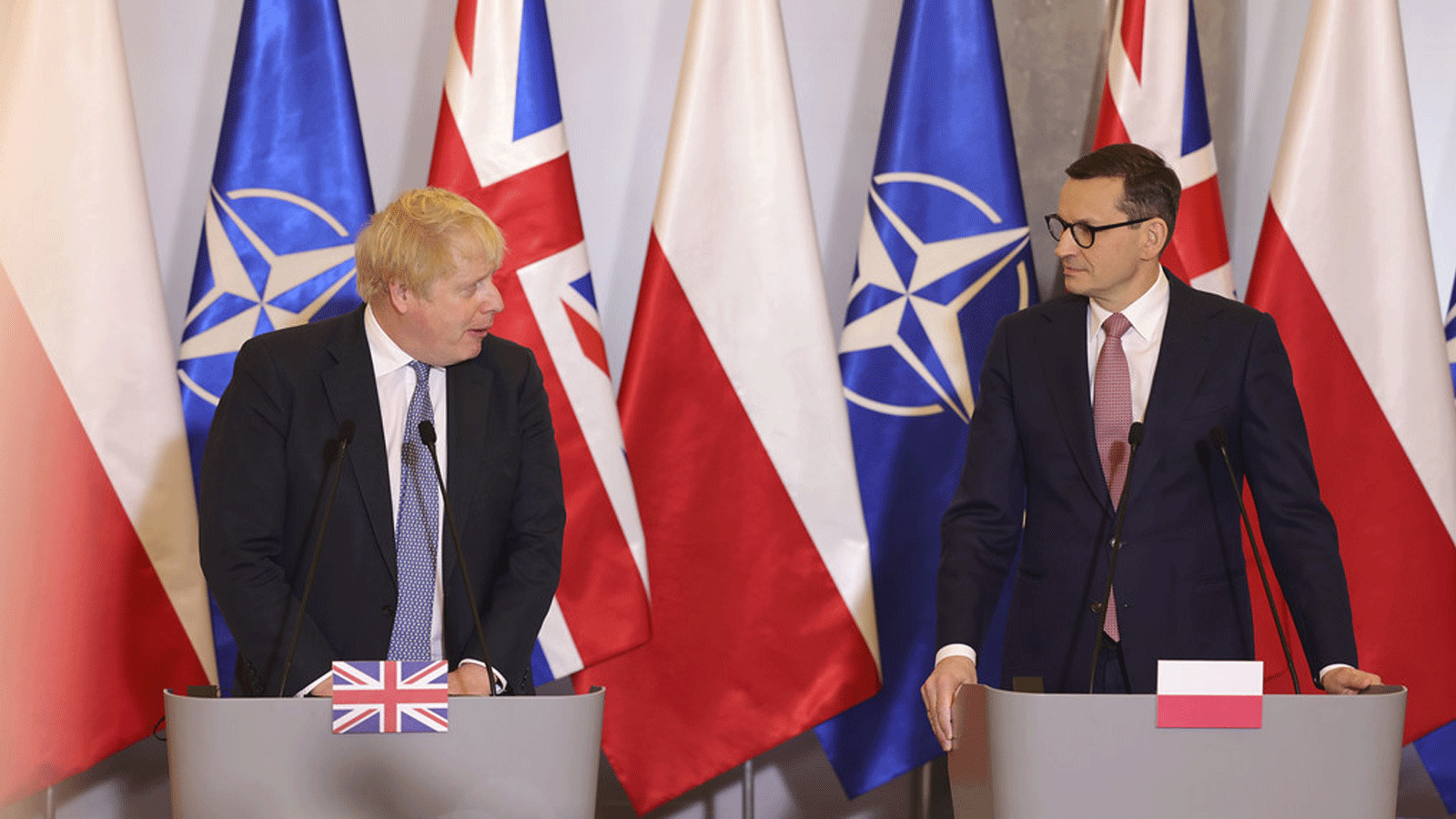 جونسون ورئيس الوزراء البولندي خلال مؤتمرهما الصحفي (صورة من صفحة جونسون على تويتر)