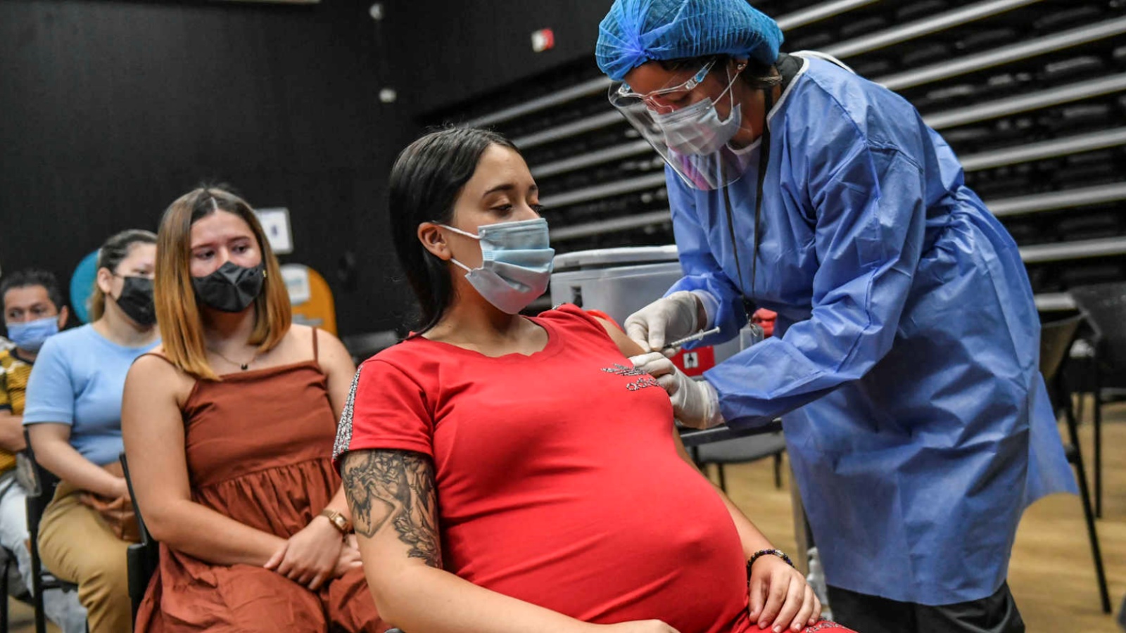 امرأة حامل تتلقى لقاح كورونا كوفيد-19