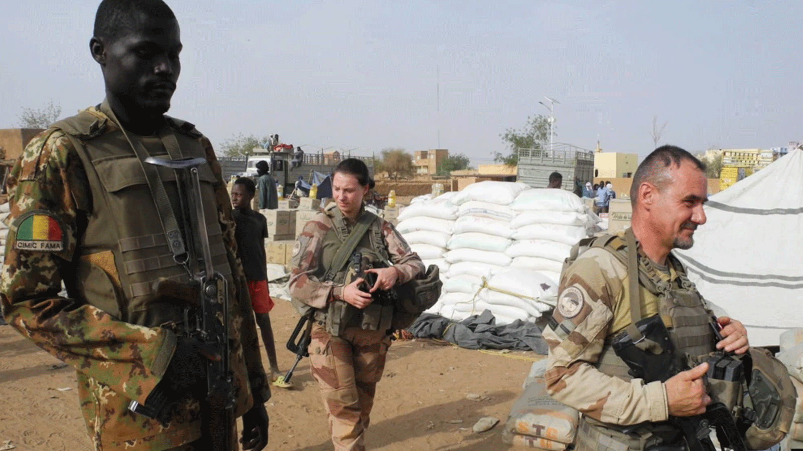 جنود من قوة برخان وجيش مالي في دورية في سوق ميناكا بمنطقة ليبتاكو، مالي