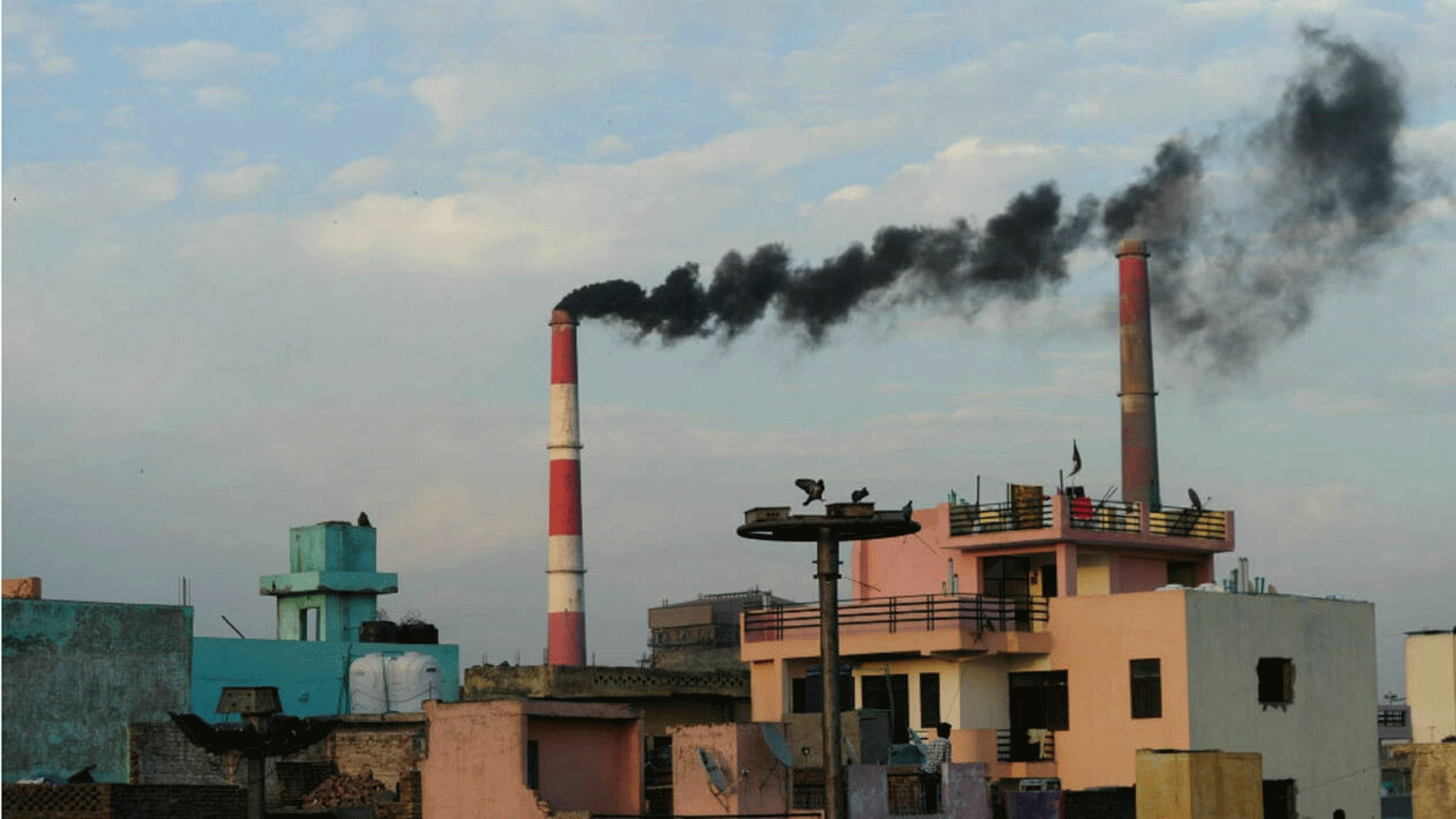الدخان يتصاعد من محطة باداربور الحرارية في نيودلهي. وتُعتبَر الهند، ثالث أكبر دولة في العالم من حيث انبعاث الكربون