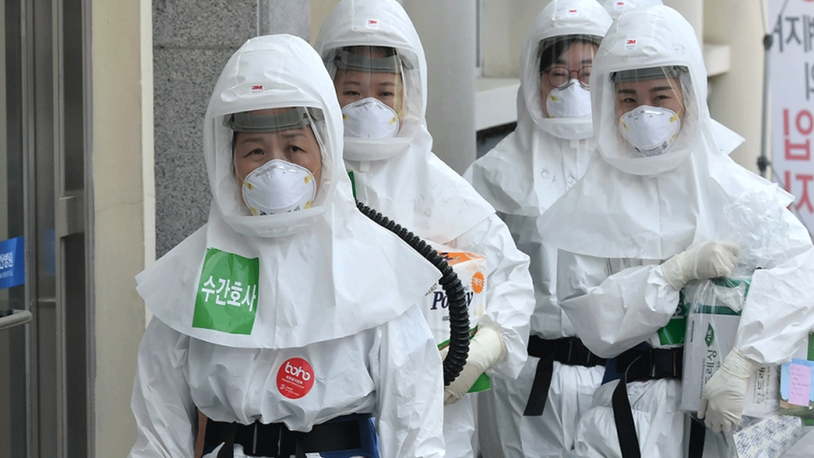  ممرضات يرتدون ملابس واقية لرعاية المرضى المصابين بفيروس كورونا في مستشفى جامعة Keimyung Daegu Dongsan في دايجو، كوريا الجنوبية، في 29 نيسان\أبريل 2020