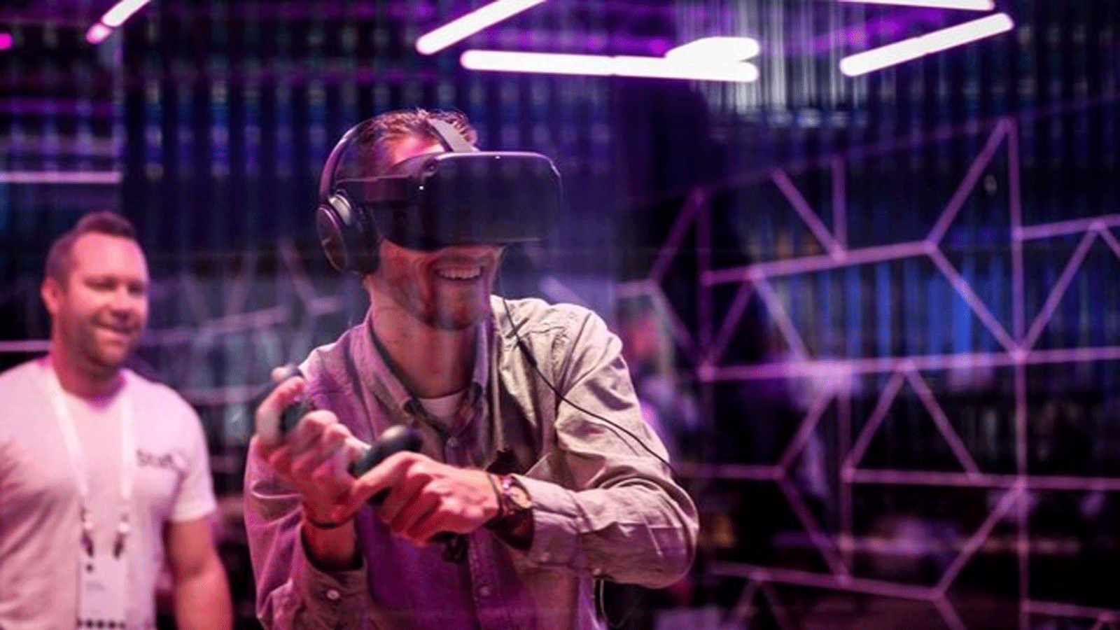 فيسبوك يستثمر بكثافة في الواقع الافتراضي والواقع المعزز من خلال سماعات الرأس Oculus VR ونظارات AR وتقنيات المعصم. وهي تقنيات باتت مستخدمة كثير ا للعمل من بعد