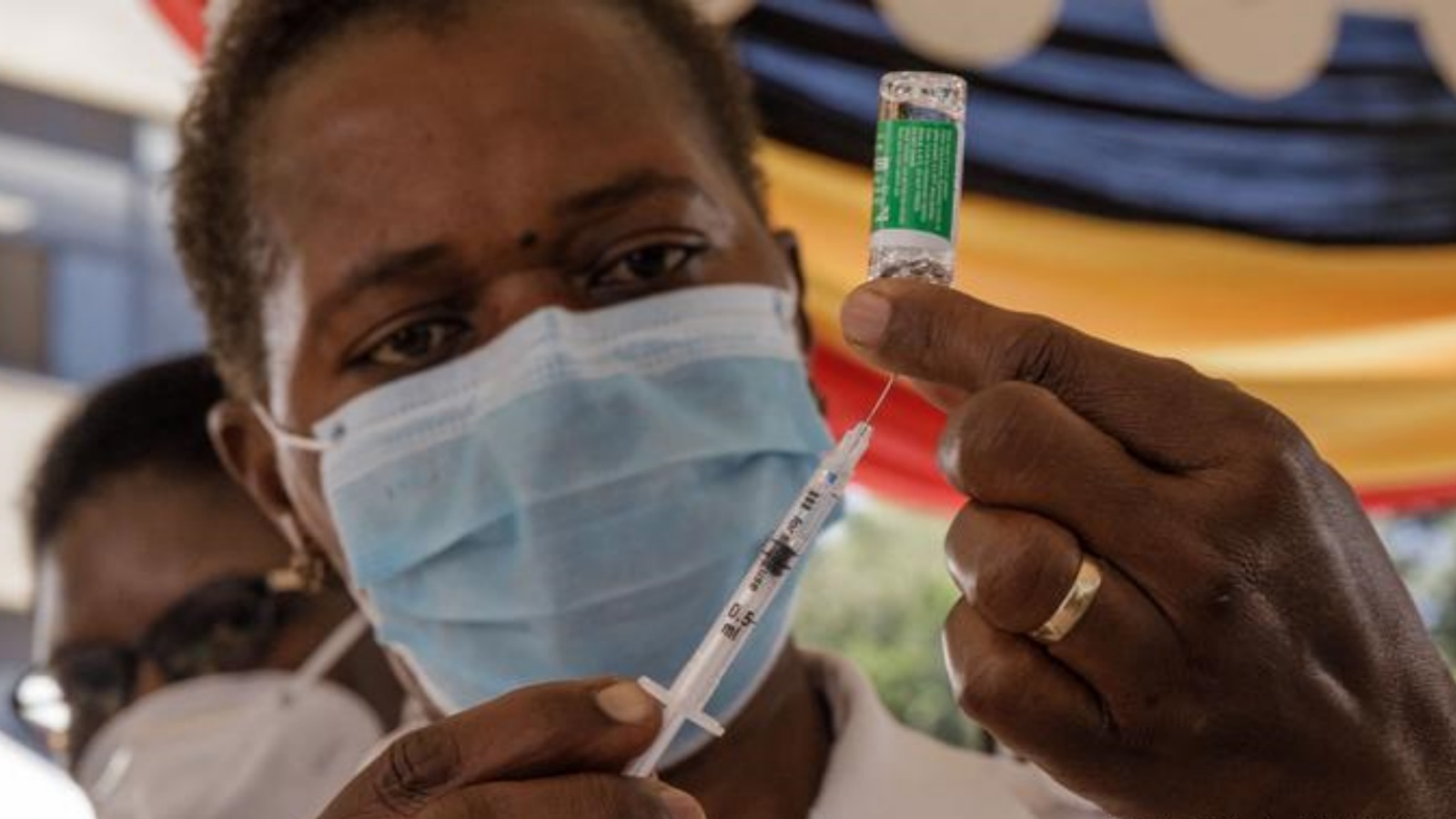 عاملة صحة تجهّز جرعة من لقاح كورونا كوفيد-19 في أوغندا