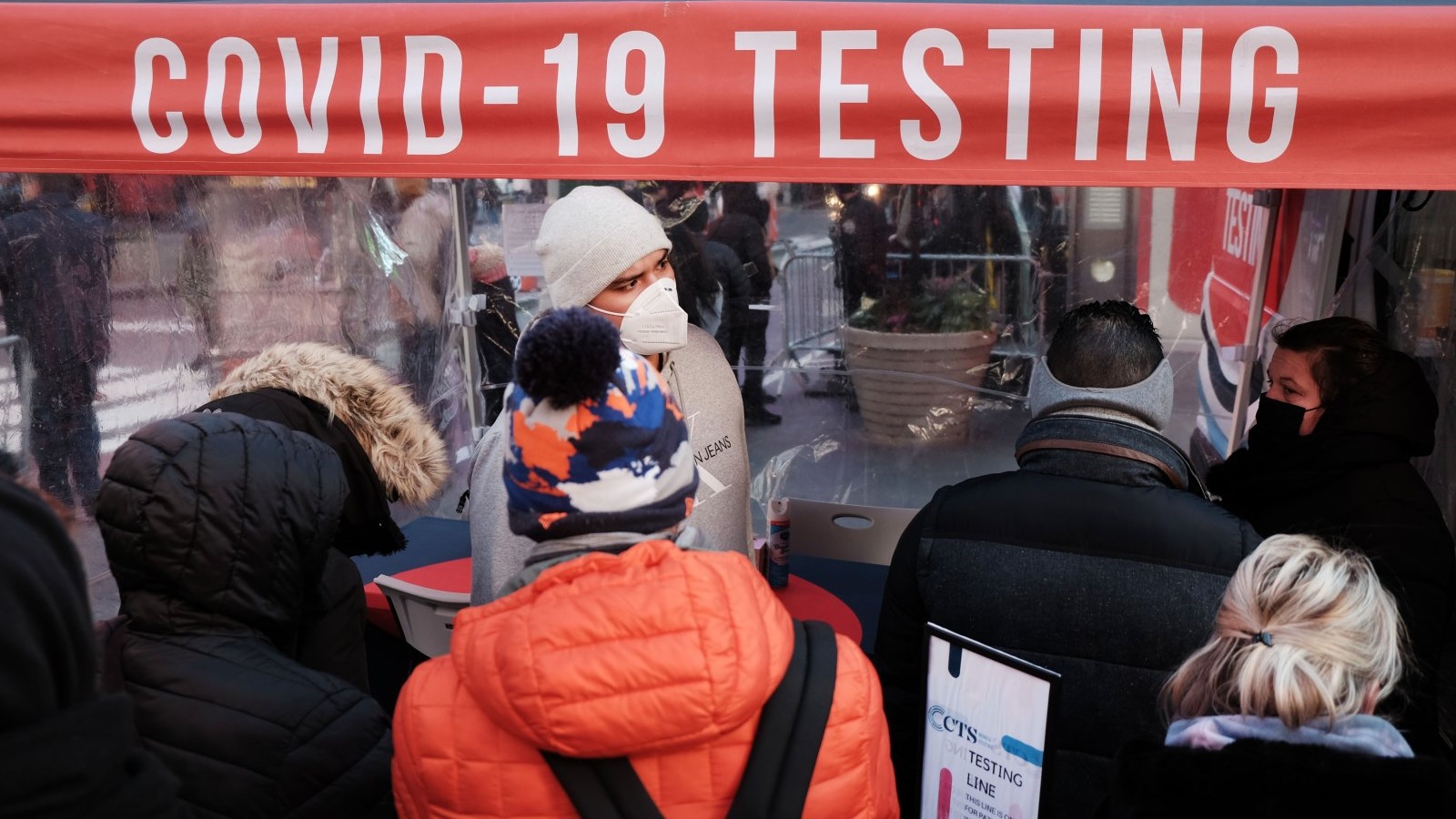 الناس ينتظرون في طوابير طويلة في تايمز سكوير لإجراء اختبار كوفيد 19 في مدينة نيويورك، الولايات المتحدة، 20 ديسمبر 2021