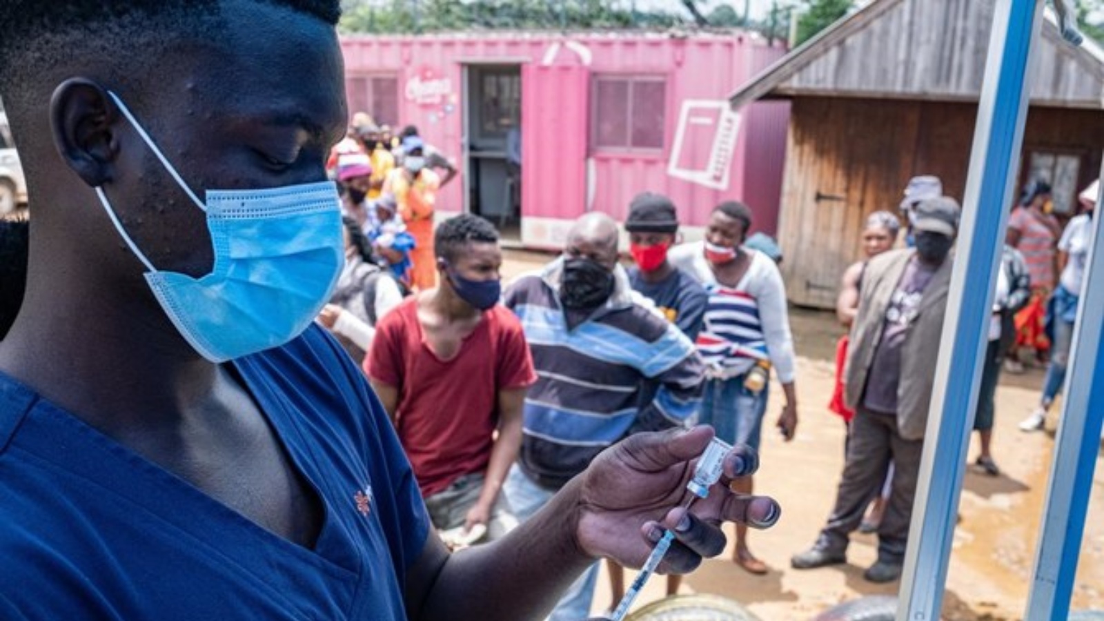 عامل صحة يجهّز جرعة من لقاح كورونا كوفيد-19 في أفريقيا الجنوبية