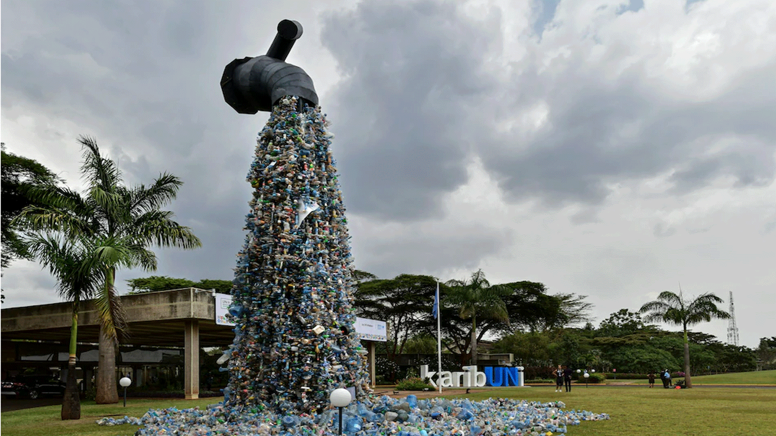 نصبٌ يبلغ ارتفاعه 30 قدمًا تحت عنوان "أغلق الصنبور البلاستيكي" للناشط والفنان الكندي، بنجامين فون وونغ