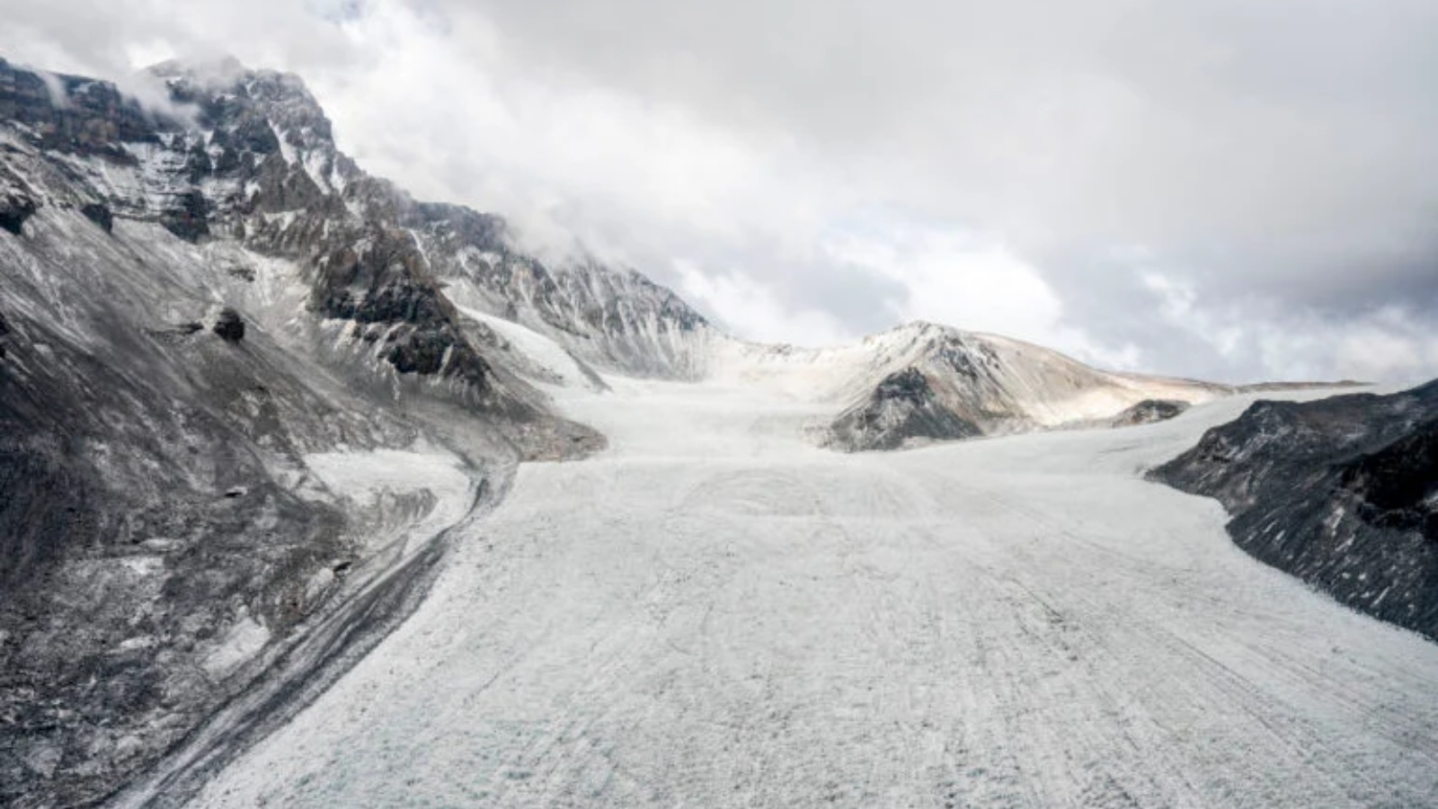 منظر جوي لمتنزه الأنهار الجليدية الوطنية الذي تم إنشاؤه حديثًا في كاجون دي مايبو، على بعد حوالى 60 كيلومترًا من العاصمة التشيلية سانتياغو