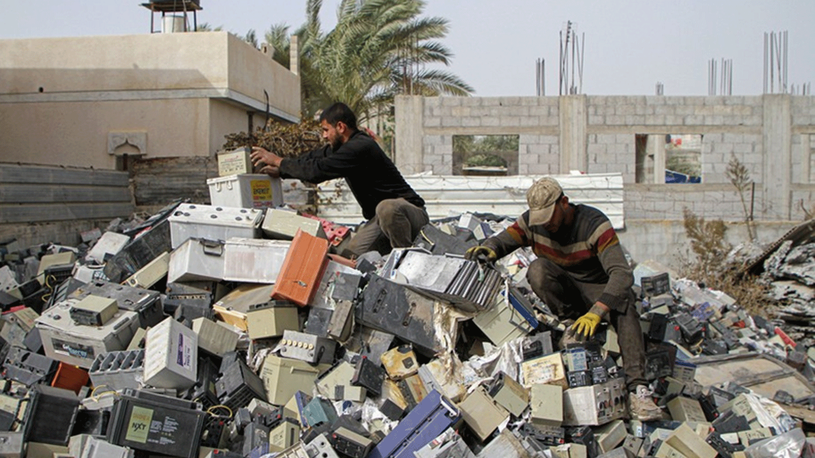 عمال يجمعون البطاريات التالفة في متجر في مدينة خان يونس جنوب قطاع غزة. 8 ديسمبر 2021 (الصورة: Xinhua)