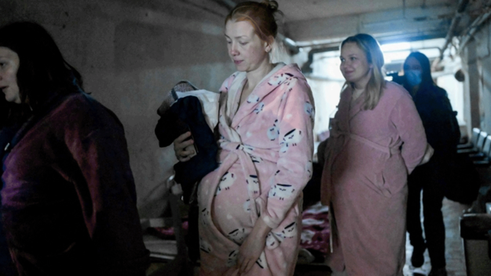 نساء حوامل يمشين في قبو بمستشفى الولادة كصفارات إنذار لغارات جوية في ميكولايف 