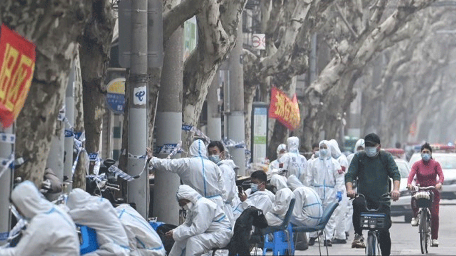 شوهدت الشرطة والعمال يرتدون ملابس واقية بجوار بعض مناطق الإغلاق بعد اكتشاف حالات جديدة من COVID-19 في شنغهاي