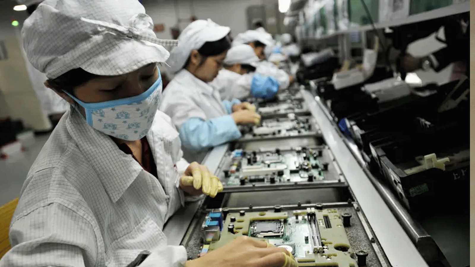 تجميع مكونات Apple في الصين، ولا يزال تدفق العمال والأجزاء الرئيسية متوقفًا بسبب تفشي فيروس كورونا.