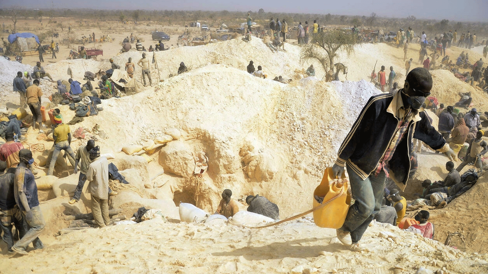  عمال المناجم يعملون في منجم ذهب سري في 20 شباط\ فبراير 2014 في قرية نوبسين، على بعد 10 كيلومترات من مدينة موغتيدو في منطقة غانزورغو في بوركينا فاسو.