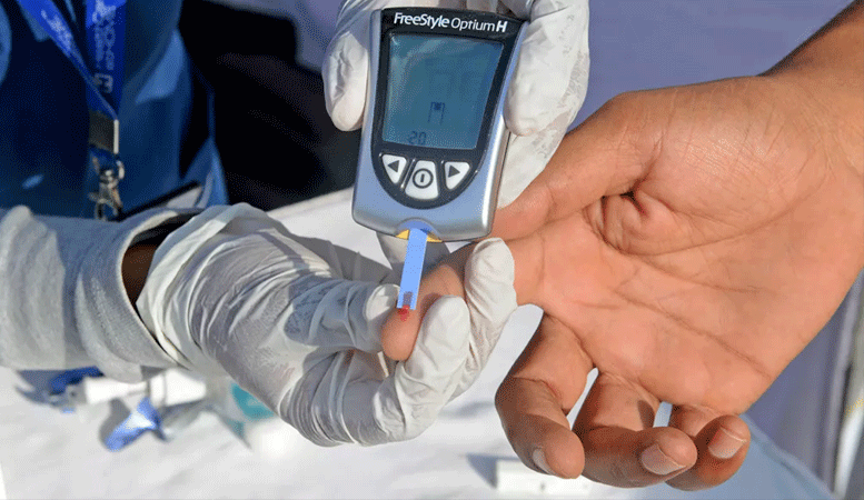 ممرضة تستخدم مقياس السكر لجمع عينة دم في مخيم مجاني لفحص مرض السكري في يوم الصحة العالمي في حيدر أباد، الهند في عام 2016 