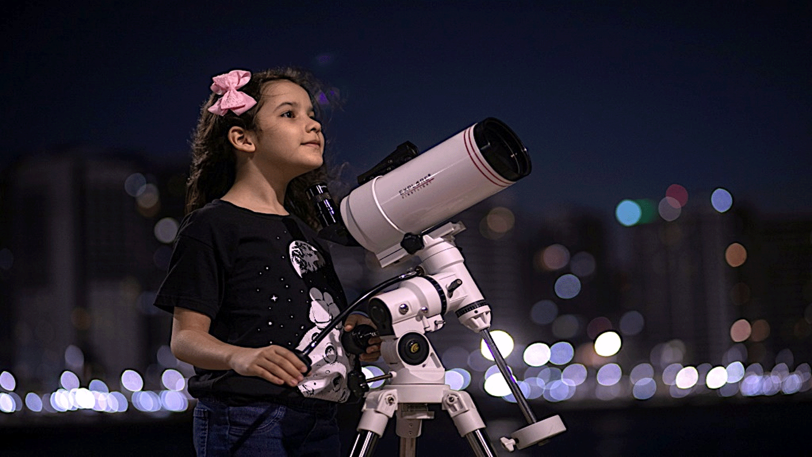 عالمة الفلك البرازيلية نيكول أوليفيرا، البالغة من العمر 8 سنوات، تقف لالتقاط صورة مع تلسكوبها في فورتاليزا، البرازيل. في 21 أيلول\ سبتمبر 2021