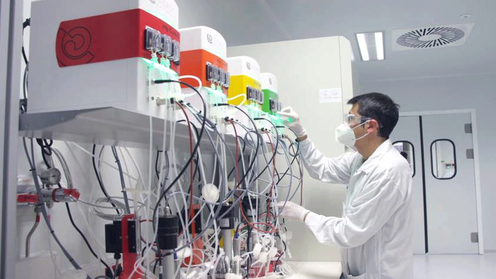 عالم طبي من شركة Hipra الإسبانية.(Hipra)