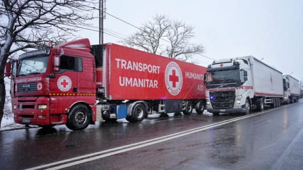شاحنات الصليب الأحمر الإيطالي مع مساعدات الطوارئ متوقفة على طريق تشيرنيفتسي، غرب أوكرانيا، في 3 مارس 2022