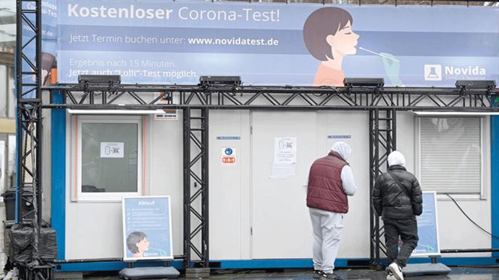 رجلان يقفان في مركز اختبار كورونا في مدينة إيسن بغرب ألمانيا