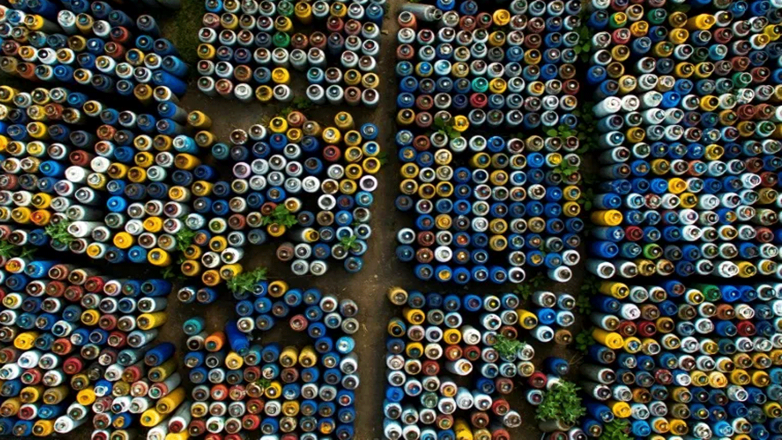 مستودعٌ كبير في الهواء الطلق توضع فيه عبوات الغاز الفارغة