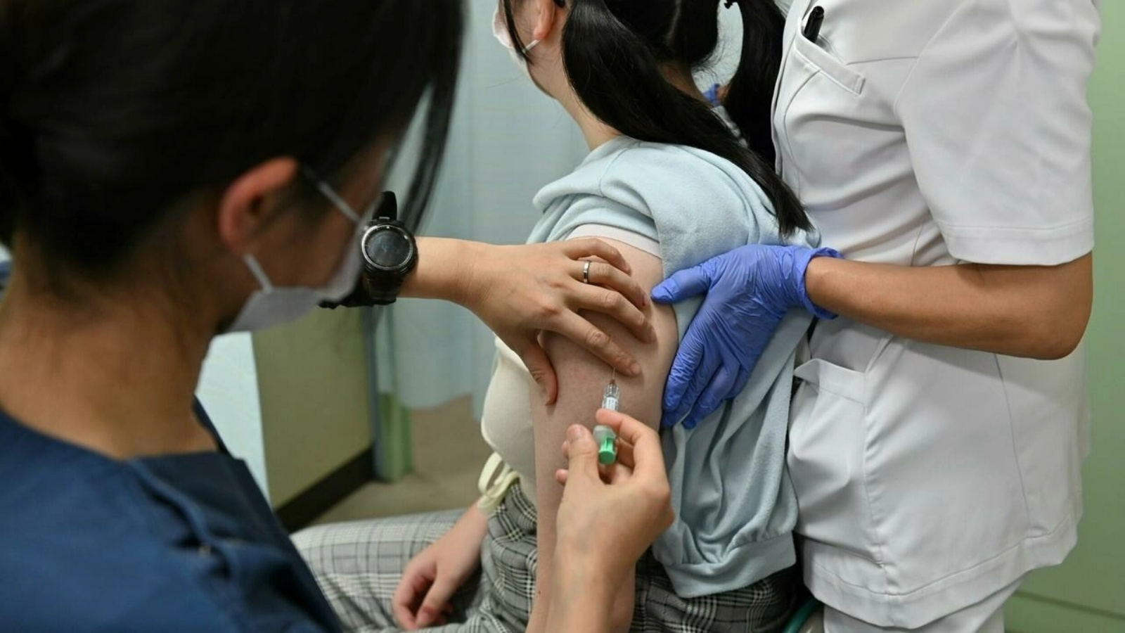 فتاة تتلقى جرعة من اللقاح المضاد للفيروس المسبب لسرطان عنق الرحم في اليابان