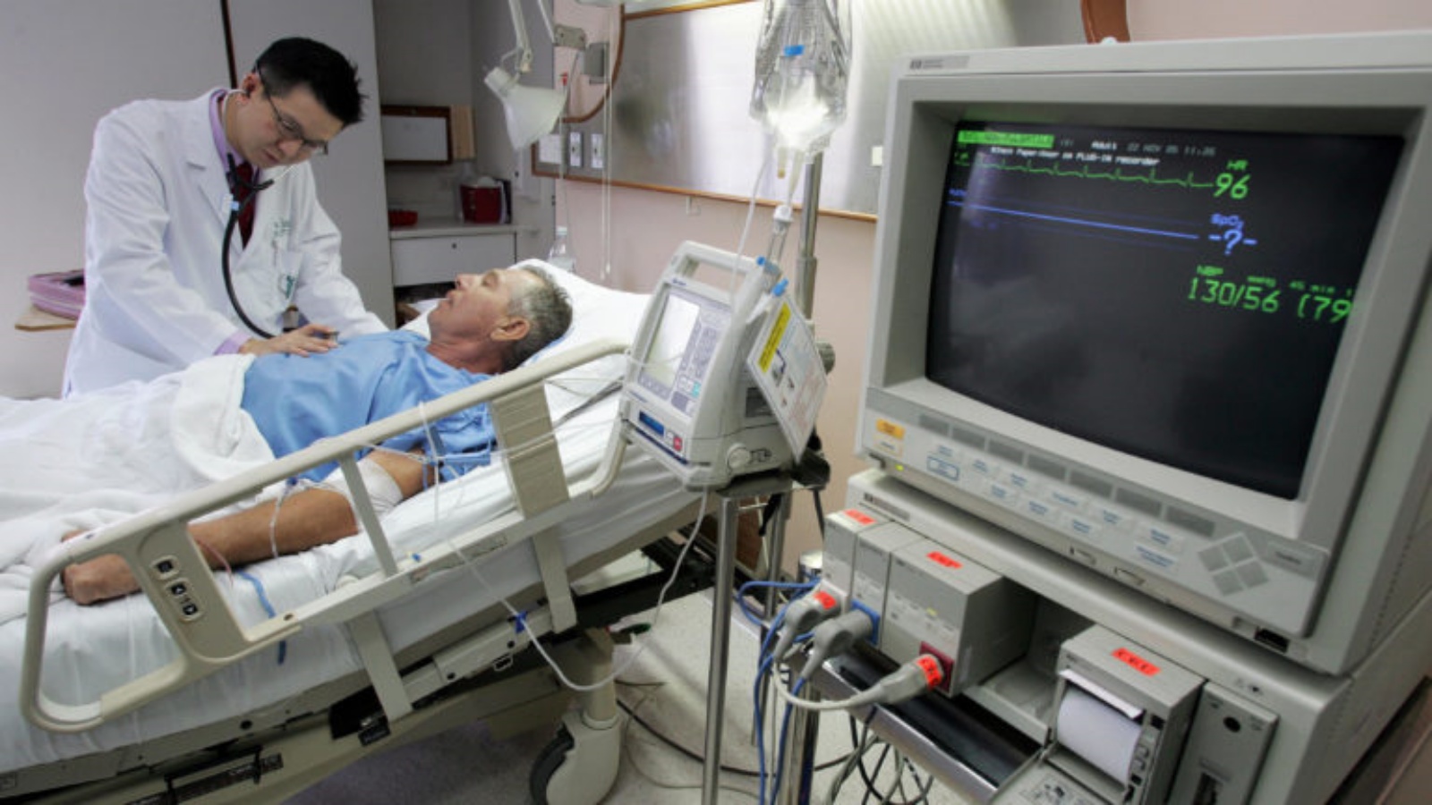 طبيب يفحص قلب مريض في إحدى المستشفيات