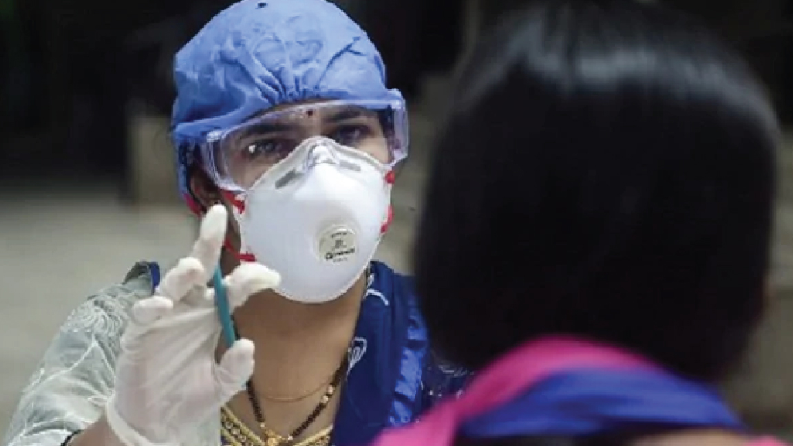 طبيبة هندية تعاين مريضة بكوفيد-19 في أحمدأباد