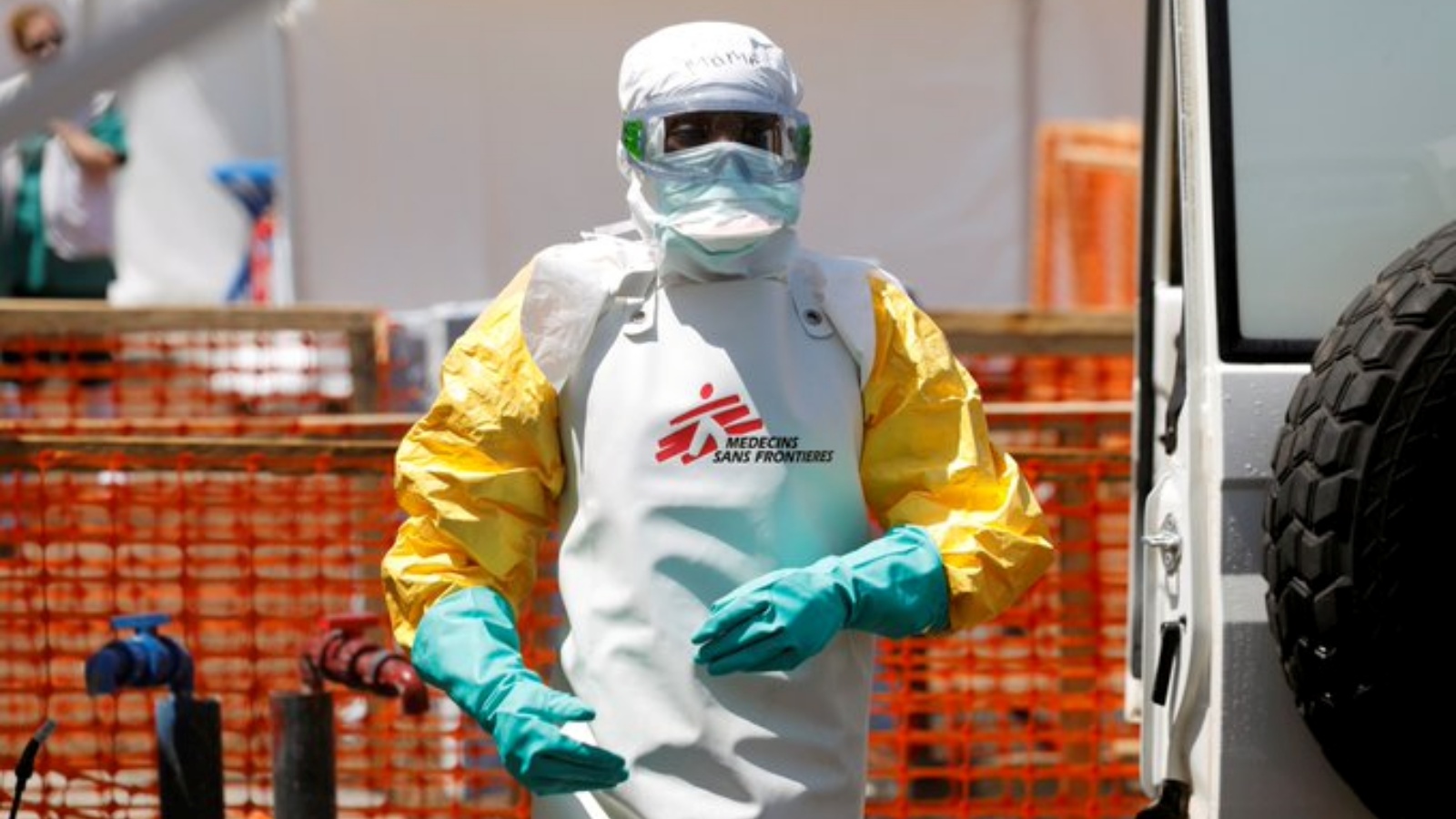عامل صحة يرتدي بزة واقية بعد رصد إصابة إيبولا في مدينة في شمال غرب جمهورية الكونغو الديموقراطية