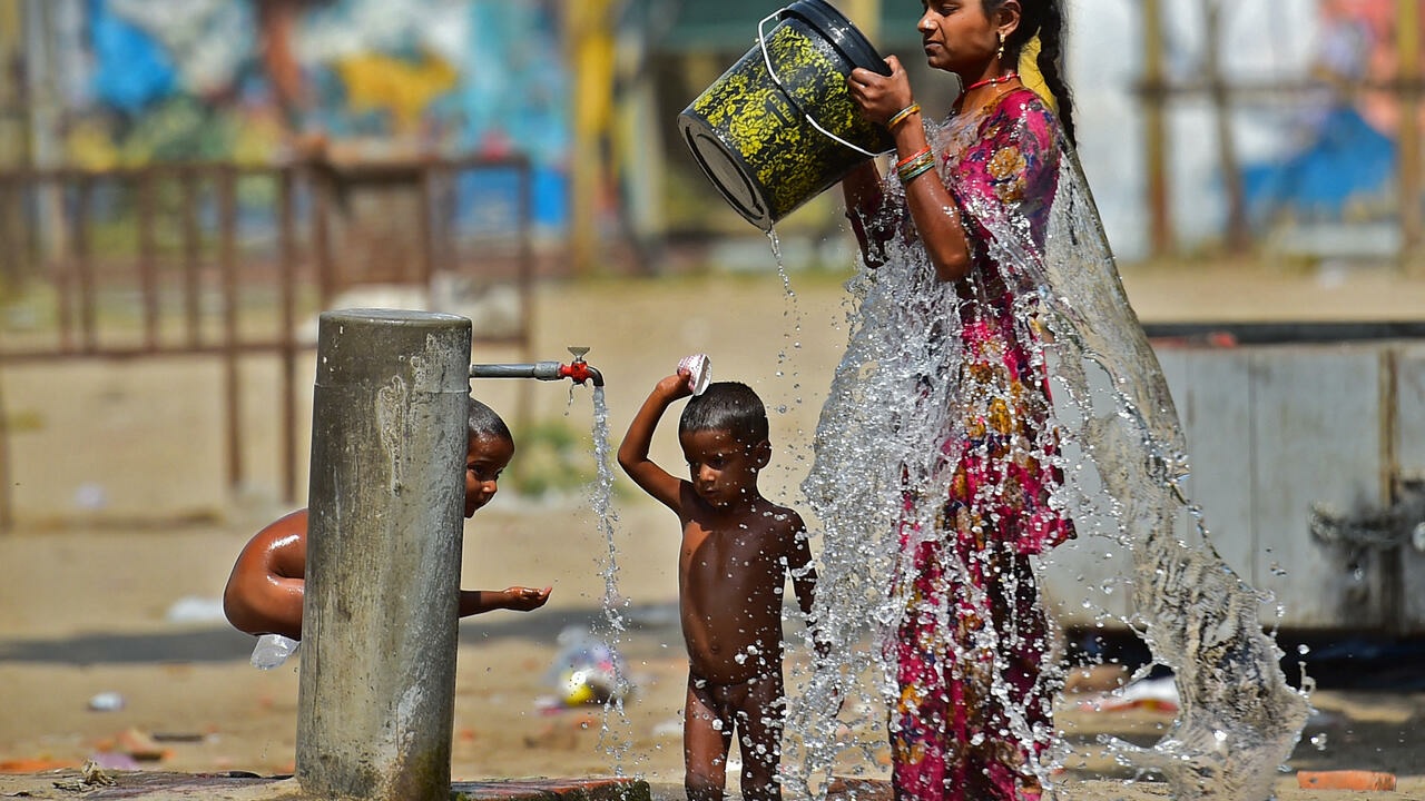 الهند وباكستان هما أكثر الدول تضرراً حيث تصل درجات الحرارة المرتفعة إلى 47 درجة.