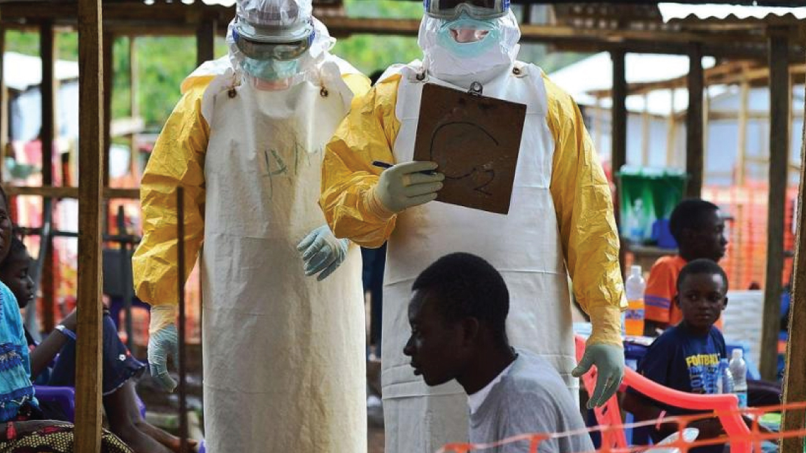 متطوعو منظمة أطباء بلا حدود يعملون أثناء تفشي فيروس إيبولا في الكونغو في أغسطس 2022