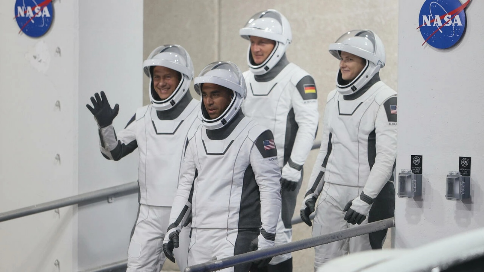 (من اليسار إلى اليمين) رواد فضاء ناسا توم مارشبورن وراجا شاري و (من اليسار إلى اليمين) رائد فضاء وكالة الفضاء الأوروبية ماتياس مورير من ألمانيا ورائدة فضاء ناسا كايلا بارون أثناء استعدادهم للانطلاق لمحطة الفضاء الدولية