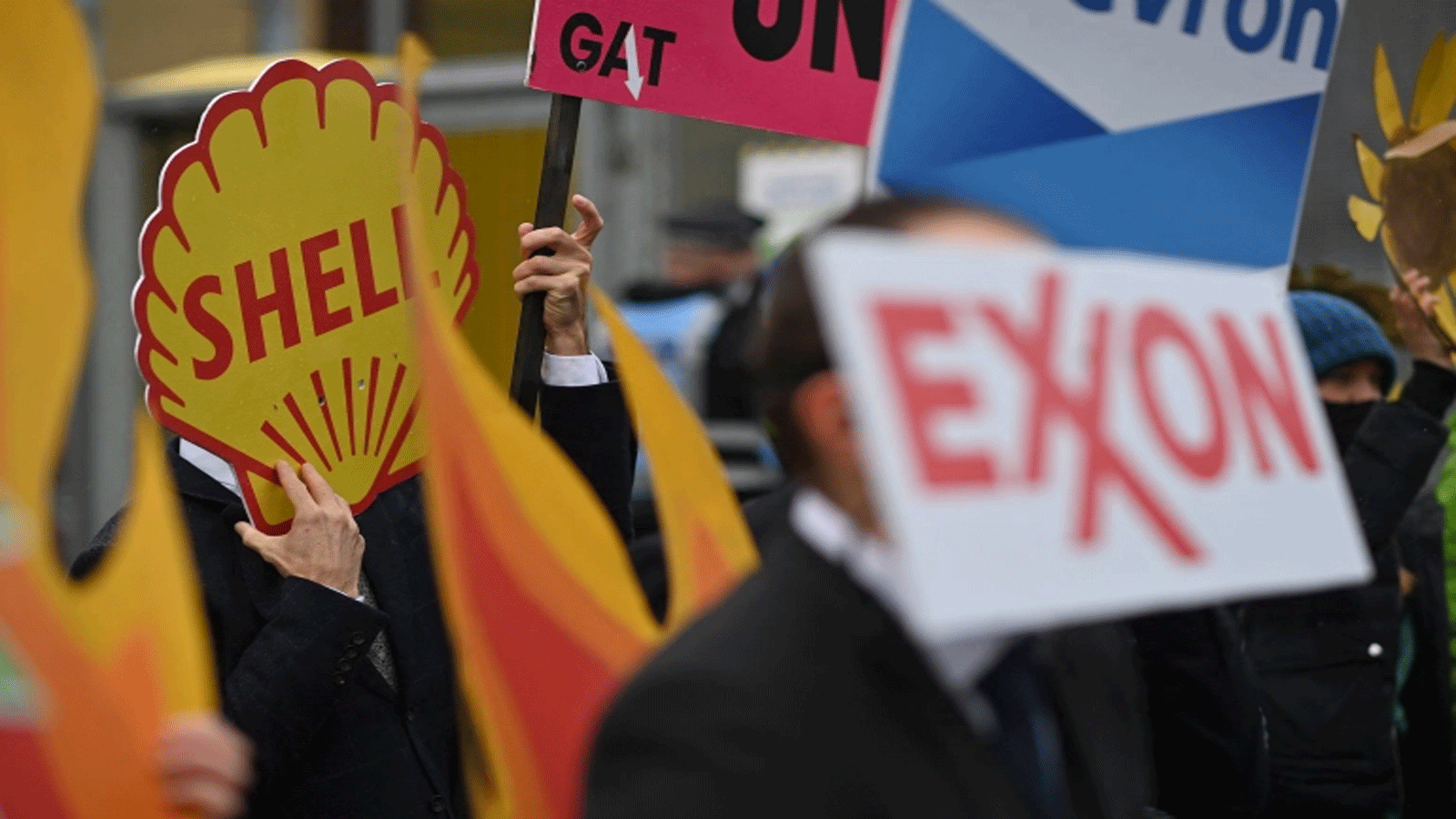 نشطاء المناخ يحملون لافتات أثناء مشاركتهم في احتجاج ضد الوقود الأحفوري في غلاسكو، اسكتلندا
