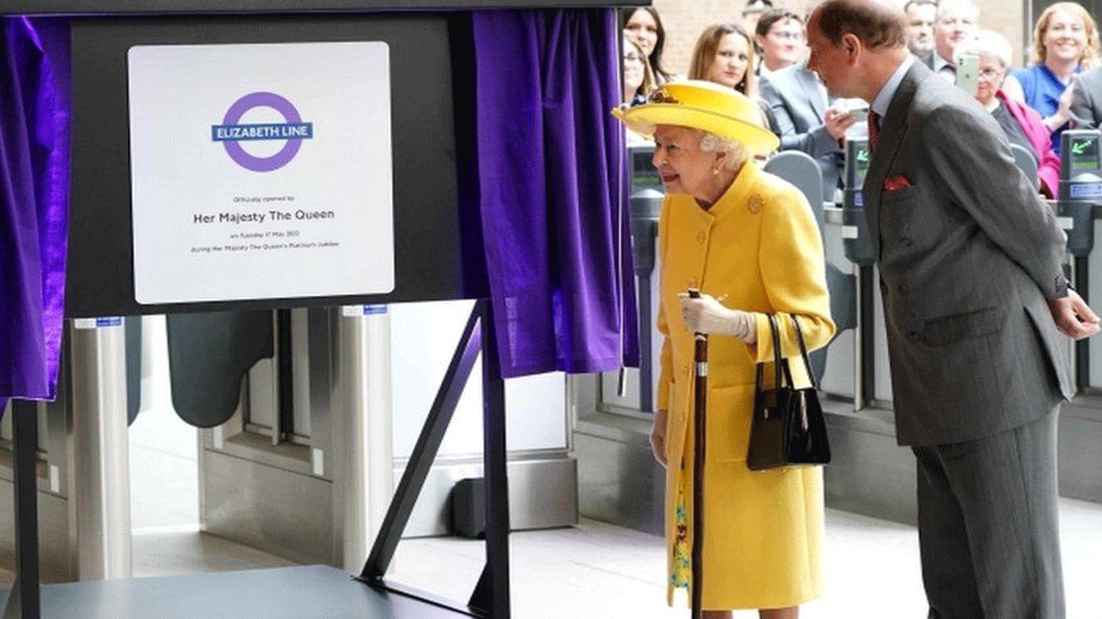الملكة والأمير إدوارد خلال إزاحة اللوحة التذكارية عن خط القطار
